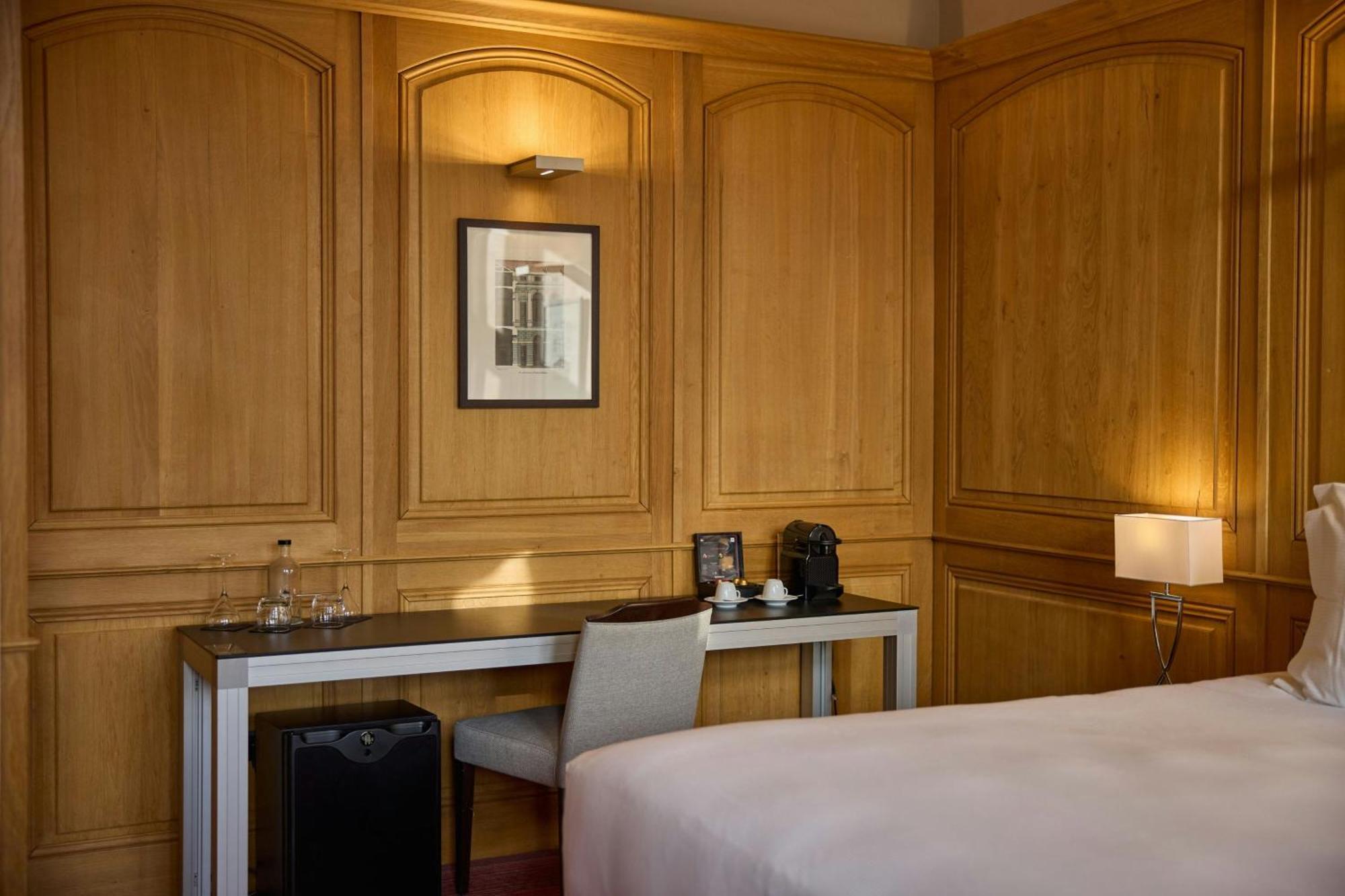 Hotel De Bourgtheroulde, Autograph Collection